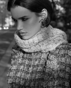 Eloisa-Fontes-Chanel-Special-Harpers-Bazaar-Czech-Andreas-Ortner-5.thumb.jpg.83e04231102d49c95be9db9dd790c352.jpg