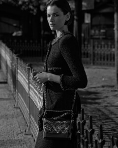 Eloisa-Fontes-Chanel-Special-Harpers-Bazaar-Czech-Andreas-Ortner-9.thumb.jpg.44a9a51173d48a4e649f7340ff1b7857.jpg