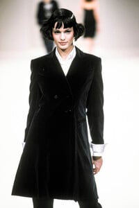InesdelaFraissange1998WomenRTW5.jpg.41fdd4e78e5626fb9eca07de756d769d.jpg