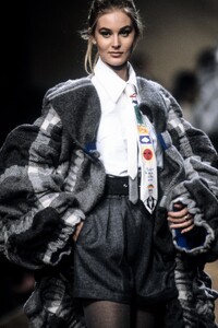 JeanCharlesdeCastelbajac1991FW13.thumb.jpg.8660ee2bf4319f5f01c17e3f006d67f1.jpg