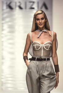Krizia1992WomenRTW15.thumb.jpg.0f9e130188450e89d0e581b5765d8e10.jpg