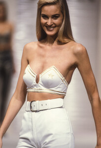 Krizia1992WomenRTW8.thumb.jpg.082a957d81aa1b6bd372c9423b3d7c80.jpg
