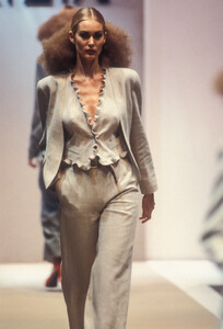 Krizia1993SS37.thumb.jpg.7f499bcc15caccf27b3a2adea5116cfb.jpg