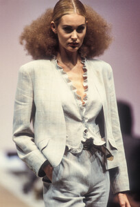 Krizia1993SS39.thumb.jpg.58ba9620f240deb737cdea12986c52fa.jpg