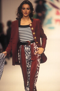 OscardelaRenta1993SS12.thumb.jpg.20d37212e54e6db1bd3f38e6cf31256d.jpg