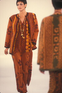 OscardelaRenta1994SS1.thumb.jpg.5de1c4e009c2a86cb5de9574dae71dd9.jpg