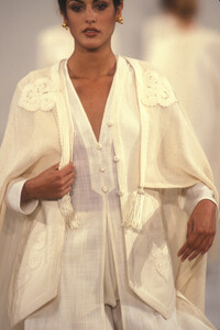 OscardelaRenta1994SS17.thumb.jpg.d78d1a552bdf8b82f0a03f785b72e98b.jpg