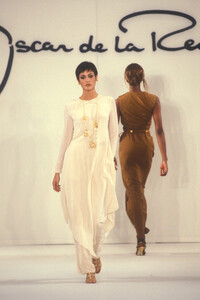 OscardelaRenta1994SS21.thumb.jpg.a8f6e77350fc34122f11ba95ac9697bf.jpg