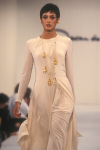 OscardelaRenta1994SS23.thumb.jpg.ccc0a14babe0781076a80d2ae1717473.jpg