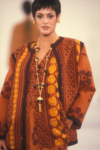 OscardelaRenta1994SS3.thumb.jpg.8c3e6394d05601cba20853621889ba7f.jpg
