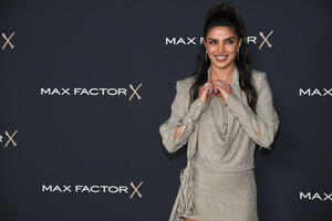 Priyanka_Malaysia_281229~39.jpg