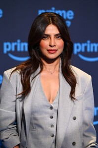 Priyanka_Malaysia_282229~27.jpg