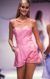 SalvatoreFerragamo1991WomenRTW27.thumb.jpg.0d1bcfb13b8de1c33b173a6df9a1a3d0.jpg