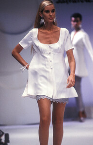 SalvatoreFerragamo1991WomenRTW88.thumb.jpg.ebe9e442b6ae2e1669d0bb20cc8f8886.jpg