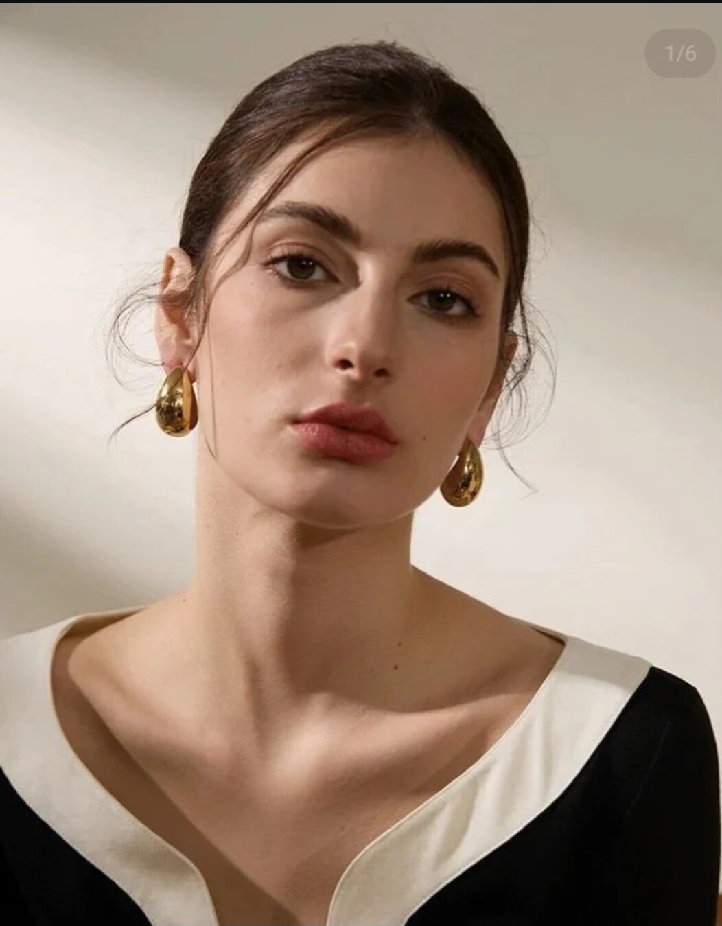 Who is this jewellery model? She's on several pages but no name