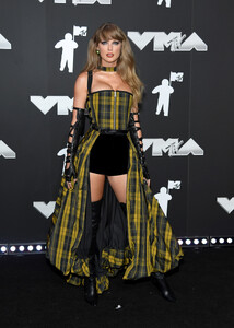 Taylor-Swift-2024.jpg