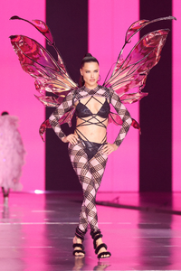 The2024VictoriasSecretFashionShow.png.7d2876283d120f83a0b686c9cc9d1c76.thumb.png.f28df1dd22ec7d67393a240747627223.png