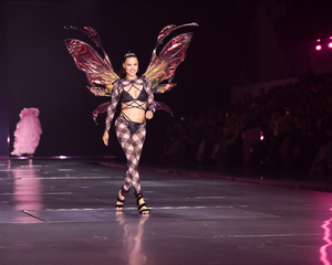 The2024VictoriasSecretFashionShow3.png.18f83f5bc8a4a28b0373281b8db0d78f.thumb.png.d46bca5ad589b44db951bd95bdf10ab0.png