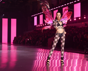 The2024VictoriasSecretFashionShow6.png.2ebeecc733b804141c7777039a60be4b.thumb.png.700c387a86da634e073e8880ace459da.png