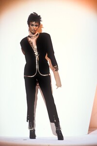 ThierryMugler1994WomenRTW111.thumb.jpg.e4e2cbdcd5cf2048bd83a079b53ea183.jpg