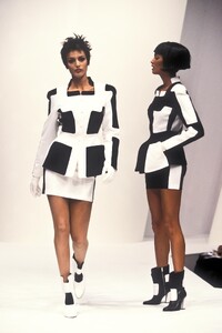 ThierryMugler1994WomenRTW89.thumb.jpg.3dc3d7c95e3f9ce2eee2c96369961bed.jpg