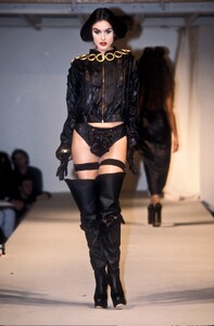 VivienneWestwood1991FW15.thumb.jpg.673deb1b2eca7e73d8498482d100d9ab.jpg