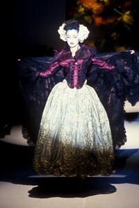 VivienneWestwood1995FW20.thumb.jpg.31552a01c2d521b241084f6f0450884f.jpg