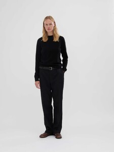 WomensFittedRoundneck_Black1.jpg