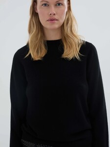 WomensFittedRoundneck_Black2.jpg