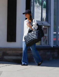 ashlee-simpson-enjoys-coffee-break-at-joan-s-on-third-after-los-angeles-errands-09-10-2024-1.jpg