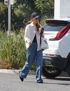 ashlee-simpson-enjoys-coffee-break-at-joan-s-on-third-after-los-angeles-errands-09-10-2024-2.jpg