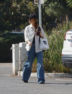ashlee-simpson-enjoys-coffee-break-at-joan-s-on-third-after-los-angeles-errands-09-10-2024-3.jpg