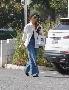ashlee-simpson-enjoys-coffee-break-at-joan-s-on-third-after-los-angeles-errands-09-10-2024-4.jpg