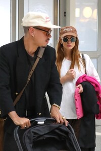 ashlee-simpson-strolling-through-the-airport-in-la-07-26-2024-1.jpg