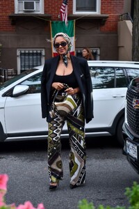 beyonce-out-at-lucali-pizza-in-brooklyn-08-18-2024-3.jpg