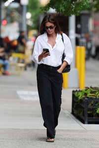 cindy-crawford-heading-to-dry-bar-for-a-blowout-in-new-york-09-18-2024-5.jpg