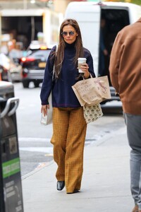 fresh-from-italy-katie-holmes-revels-in-morning-coffee-in-nyc-before-returning-to-broadway-stage-27-10-2024-1.jpg