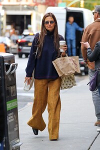 fresh-from-italy-katie-holmes-revels-in-morning-coffee-in-nyc-before-returning-to-broadway-stage-27-10-2024-3.jpg