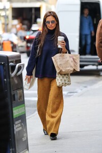 fresh-from-italy-katie-holmes-revels-in-morning-coffee-in-nyc-before-returning-to-broadway-stage-27-10-2024-5.jpg