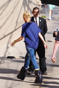 gwen-stefani-arrives-at-jimmy-kimmel-live-in-hollywood-09-30-2024-2.jpg