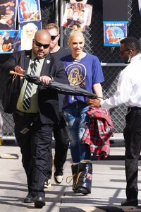 gwen-stefani-arrives-at-jimmy-kimmel-live-in-hollywood-09-30-2024-4.jpg