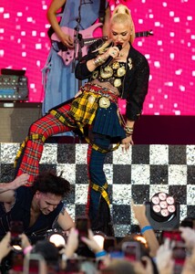 gwen-stefani-performs-at-jimmy-kimmel-live-in-hollywood-09-30-2024-2.jpg