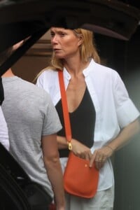 gwyneth-paltrow-and-brad-falchuk-helping-their-son-move-into-his-dorm-at-yale-in-new-haven-08-19-2024-1.jpg