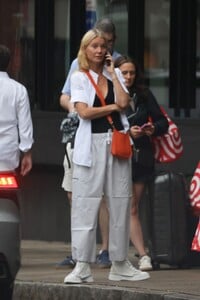 gwyneth-paltrow-and-brad-falchuk-helping-their-son-move-into-his-dorm-at-yale-in-new-haven-08-19-2024-2.jpg
