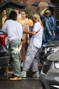 gwyneth-paltrow-and-brad-falchuk-helping-their-son-move-into-his-dorm-at-yale-in-new-haven-08-19-2024-4.jpg