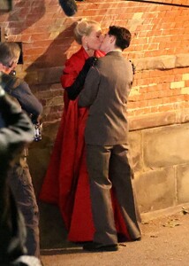 gwyneth-paltrow-and-timothee-chalamet-filming-a-kiss-scene-at-marty-supreme-set-at-central-park-in-new-york-10-17-2024-5.jpg
