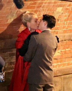 gwyneth-paltrow-and-timothee-chalamet-filming-a-kiss-scene-at-marty-supreme-set-at-central-park-in-new-york-10-17-2024-6.jpg