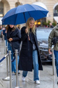 gwyneth-paltrow-braves-rrain-out-at-pfw-in-paris-09-25-2024-4.jpg