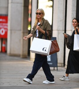 gwyneth-paltrow-leaves-goop-after-a-shopping-trip-in-new-yotk-09-09-2024-3.jpg
