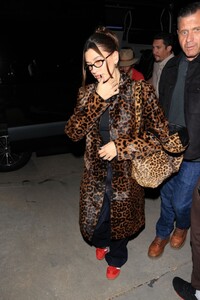 hailey-and-justin-bieber-arrives-at-a-church-service-in-los-angeles-09-25-2024-4.jpg